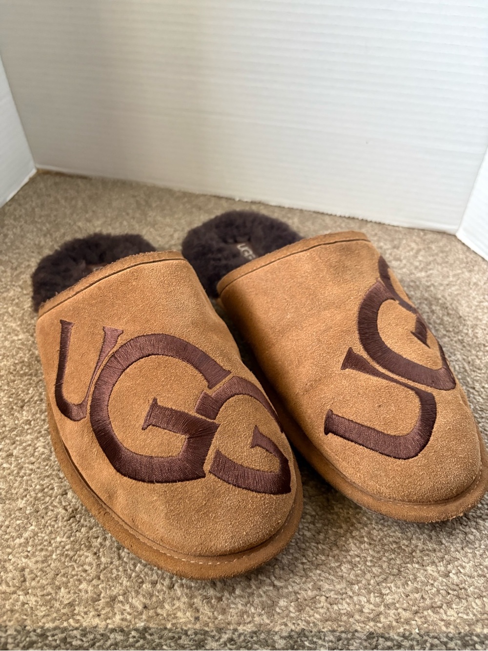 UGG Scuff Logo Slipper - 12